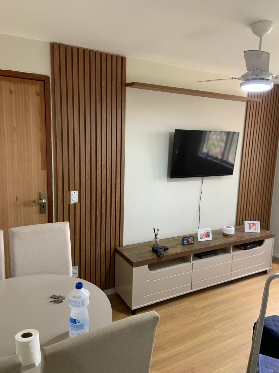 Sala com painel ripado